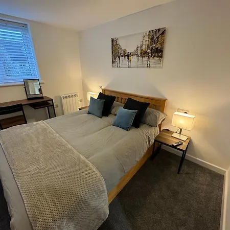 Modern 1 Bed Apartment With Car Parking Bitton Extérieur photo