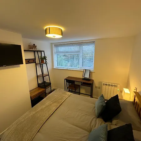 Modern 1 Bed Apartment With Car Parking Bitton Extérieur photo