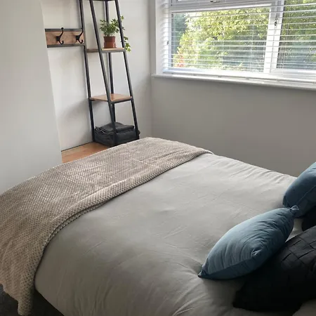 Modern 1 Bed Apartment With Car Parking Bitton Extérieur photo