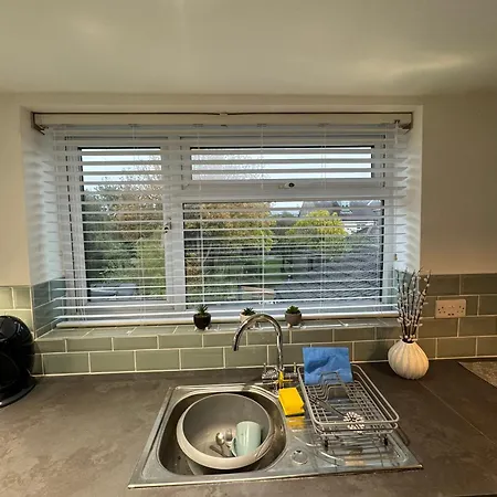 Modern 1 Bed Apartment With Car Parking Bitton Extérieur photo