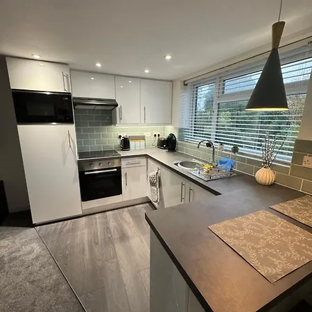 Modern 1 Bed Apartment With Car Parking Bitton Extérieur photo