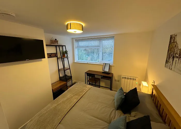 Modern 1 Bed Apartment With Car Parking