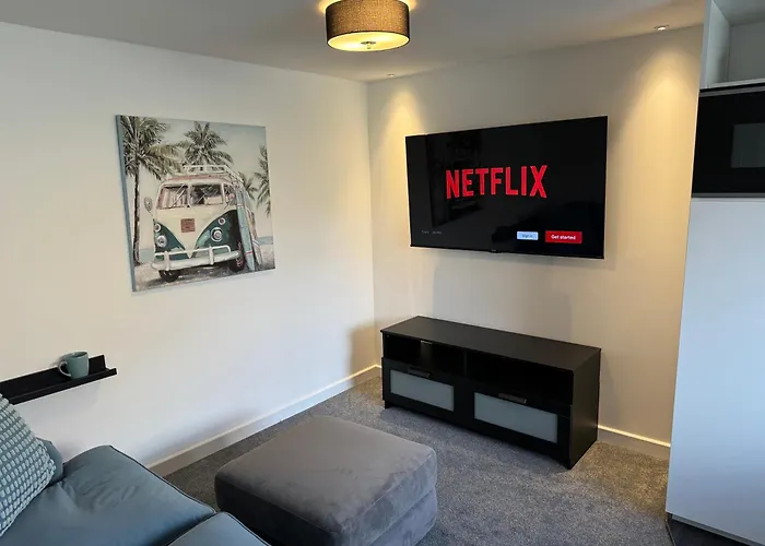 Modern 1 Bed Apartment With Car Parking