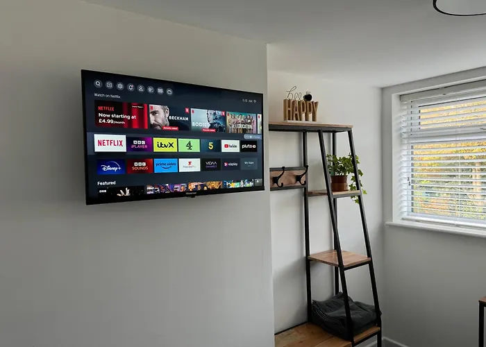 Modern 1 Bed Apartment With Car Parking