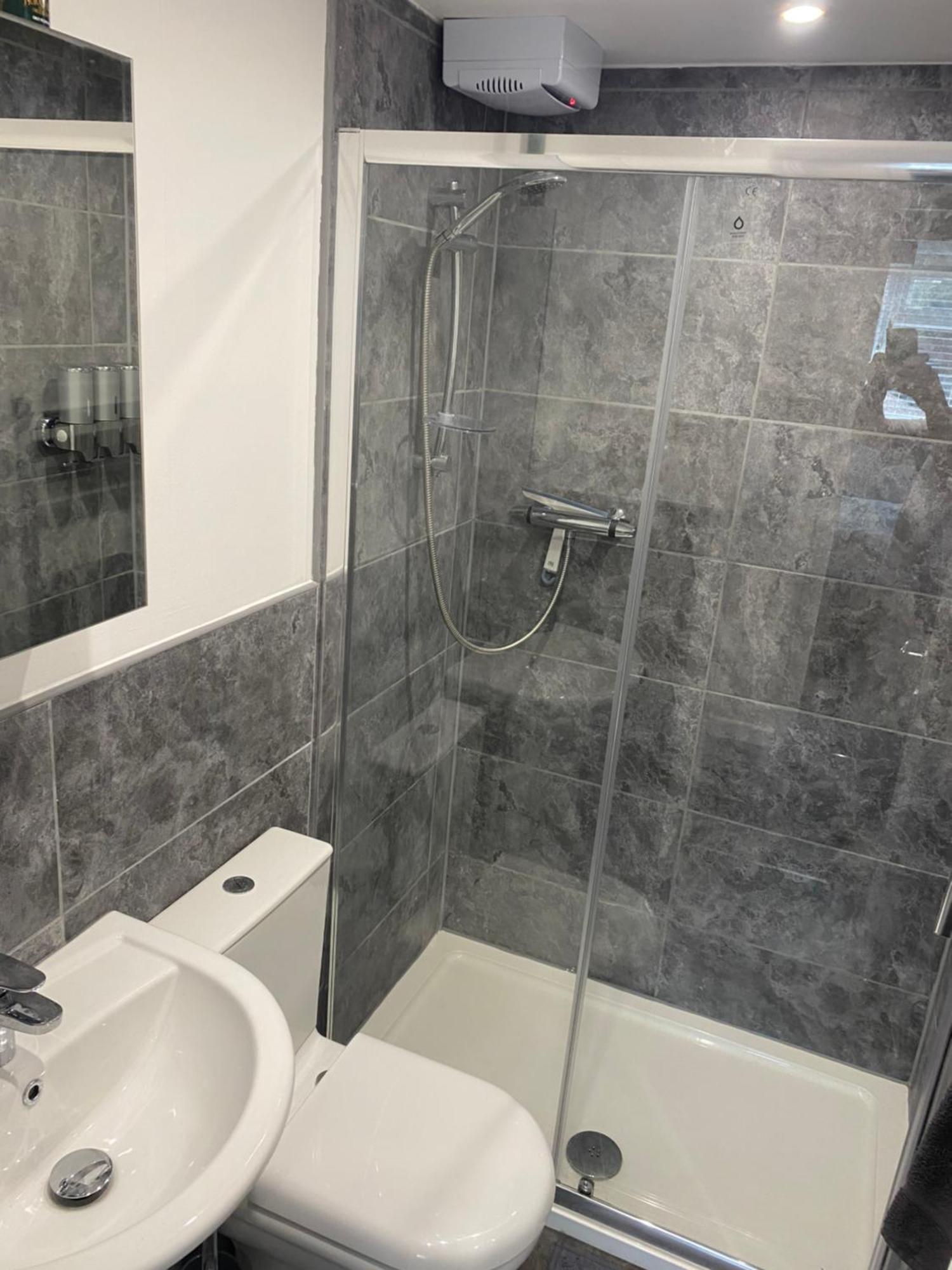 Modern 1 Bed With Car Parking * Bitton