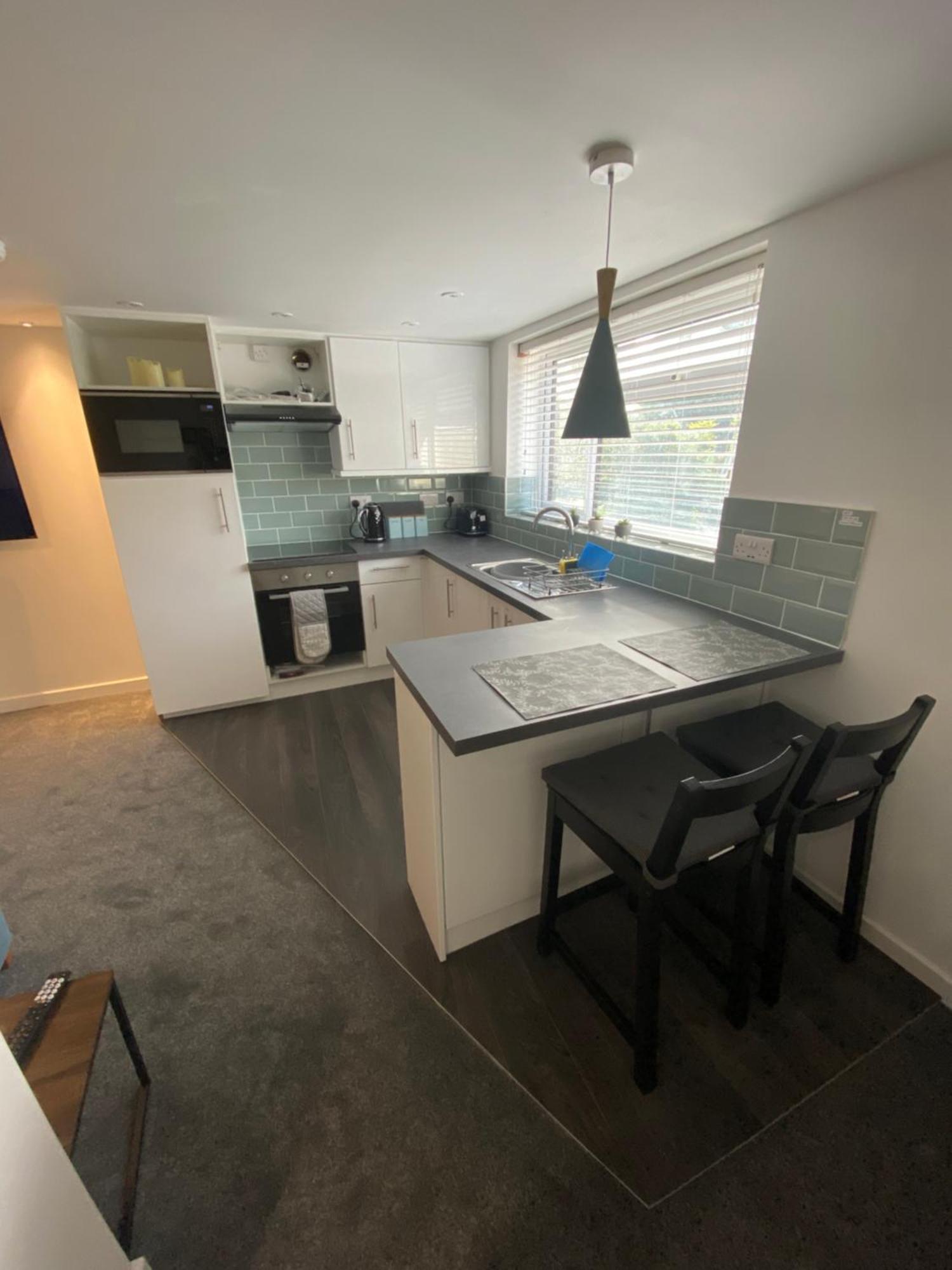 Modern 1 Bed With Car Parking Apartment *