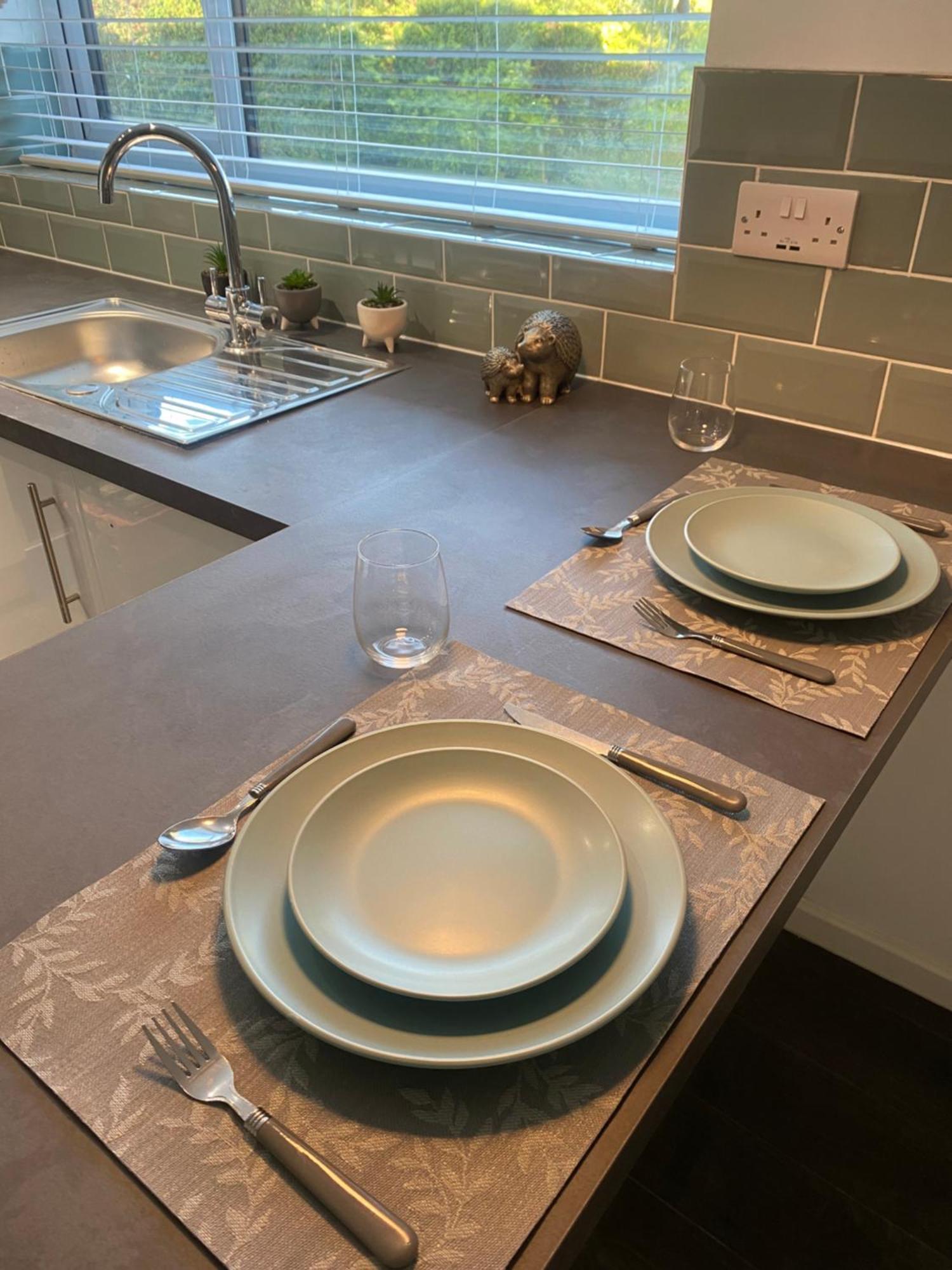 Modern 1 Bed With Car Parking Apartment *