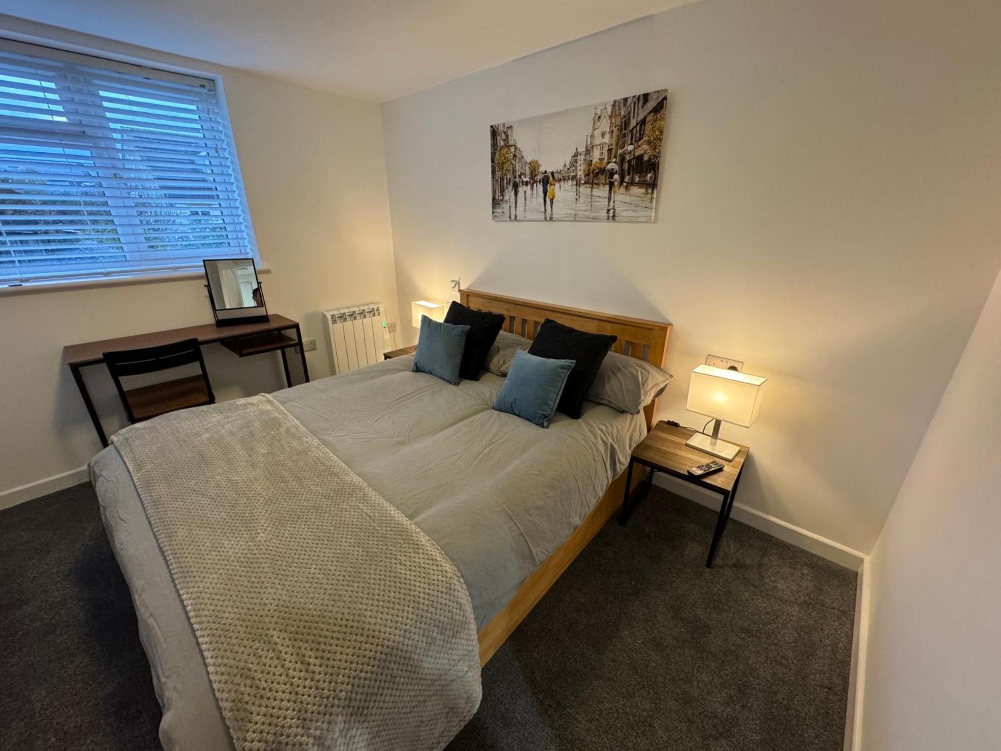 Modern 1 Bed With Car Parking Bitton