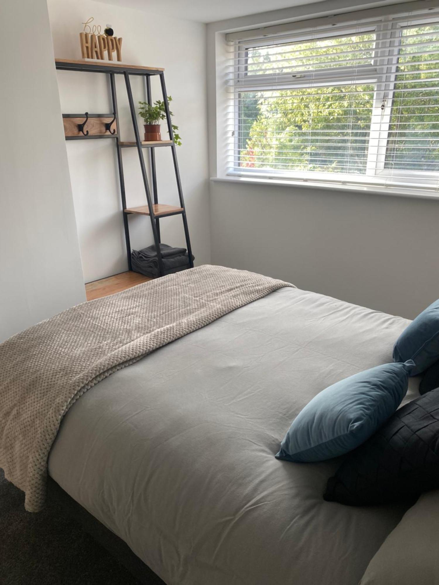 Modern 1 Bed With Car Parking Apartment *