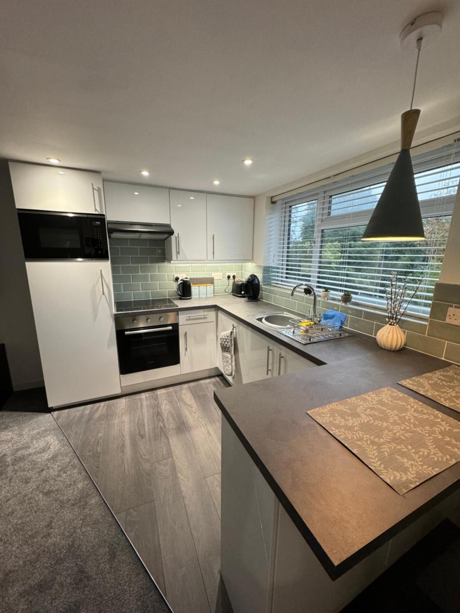 Modern 1 Bed With Car Parking Apartment Bitton